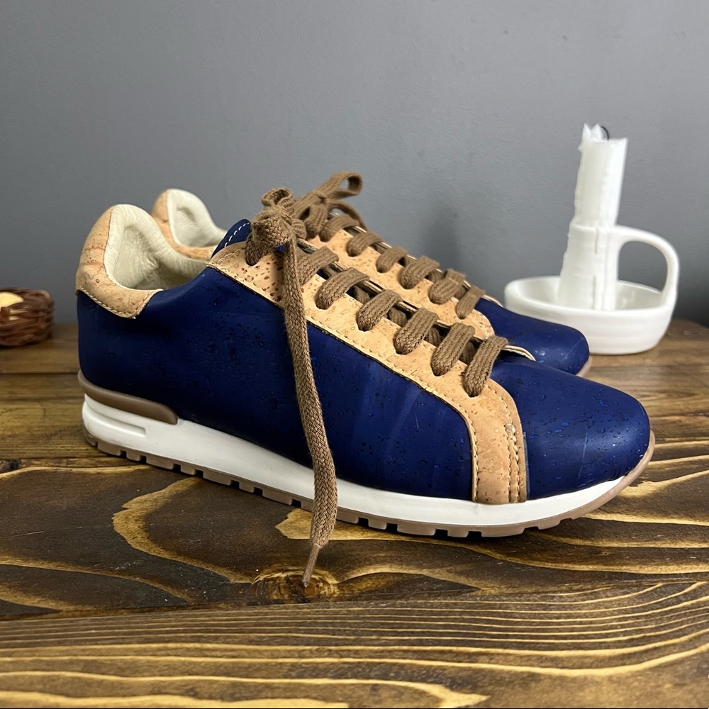 Dark blue and cork brown sneaker